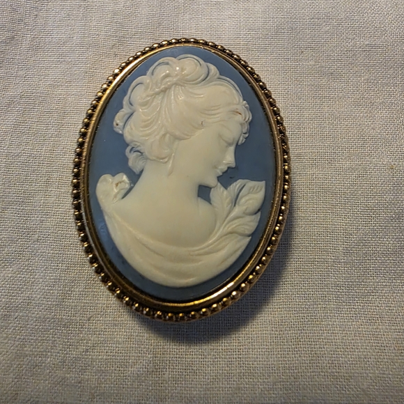 Estee Lauder Accessories - Beautiful Vintage Estee Lauder Blue Cameo Solid Perfume Compact.